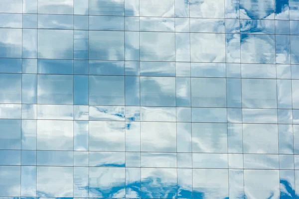 Nuages reflétés dans les immeubles de bureaux — Photo