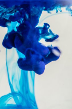 Sudaki mavi sıvı soyut formlar oluşturuyor