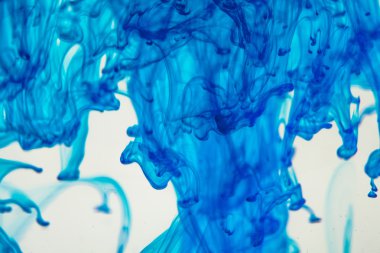 Sudaki mavi sıvı soyut formlar oluşturuyor