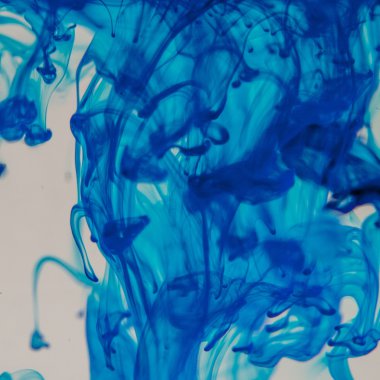 Sudaki mavi sıvı soyut formlar oluşturuyor