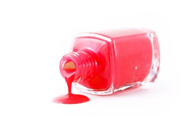 Beyaz arka plan üzerinde pembe oje döküldü 