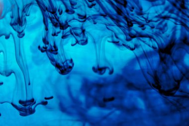 Sudaki mavi sıvı soyut formlar oluşturuyor