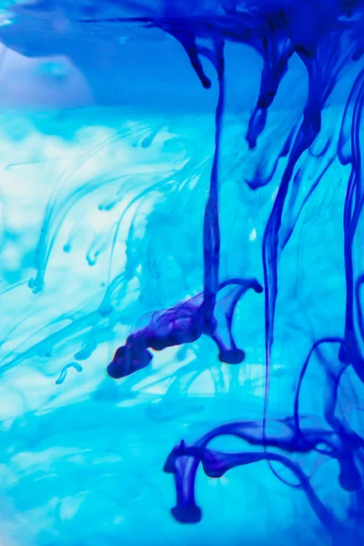 Modrá kapalina ve vodě tvorby abstraktních forem — Stock fotografie