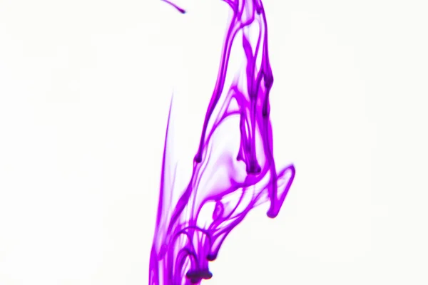 Líquido azul y violeta en agua haciendo formas abstractas — Foto de Stock