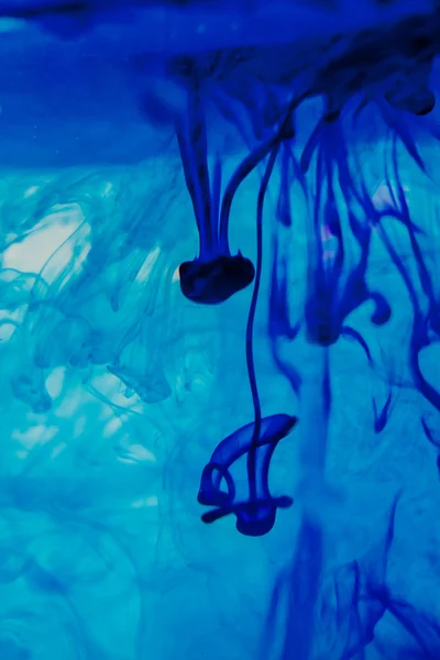 Μπλε υγρό σε νερό κάνοντας αφηρημένες μορφές — Φωτογραφία Αρχείου