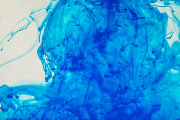 Líquido azul en agua haciendo formas abstractas — Foto de Stock
