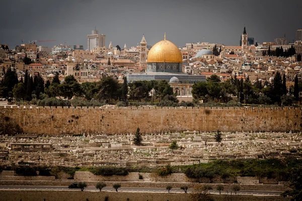 Cúpula dorada de la Roca y campanarios de la iglesia en el horizonte de la Ciudad Vieja de Jerusalén — Foto de Stock