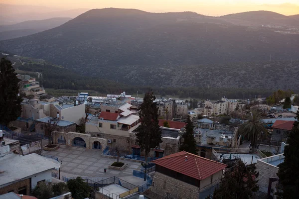 De stad van Safed in Noord-Israël in de avond — Stockfoto