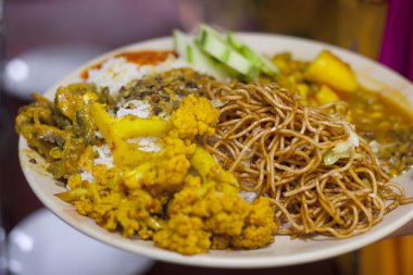 Dal Bhat. geleneksel Nepal gıda