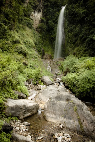 Himalaia Paisagem: rochas e cachoeira. Caminhadas no Nepal — Fotografia de Stock