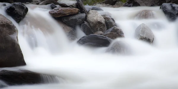 Himalaya landskap: klippor och vattenfall. Vandring i Nepal — Stockfoto