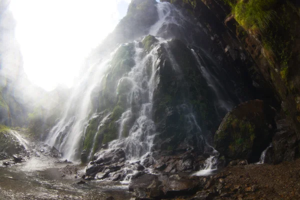 Himalaya landskap: klippor och vattenfall. Vandring i Nepal — Stockfoto