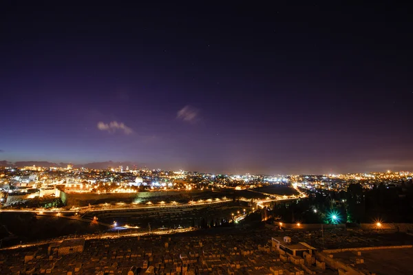 Jerusalén por la noche con la Mezquita de Al-Aqsa y el Monte de los Olivos —  Fotos de Stock