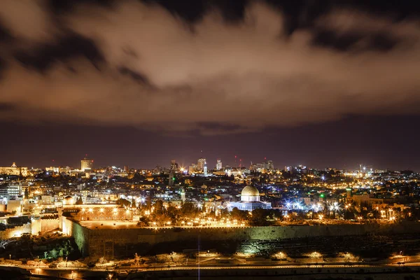 Gerusalemme di notte con la Moschea Al-Aqsa e il Monte degli Ulivi — Foto Stock