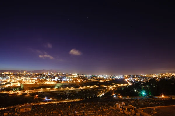 Jerusalem på natten med Al-Aqsa moskén och Oljeberget — Stockfoto