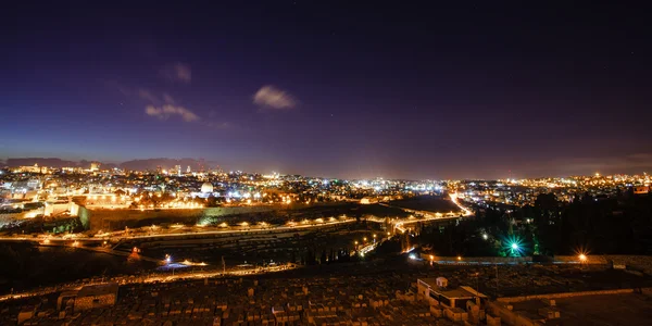 Jerusalén por la noche con la Mezquita de Al-Aqsa y el Monte de los Olivos — Foto de Stock