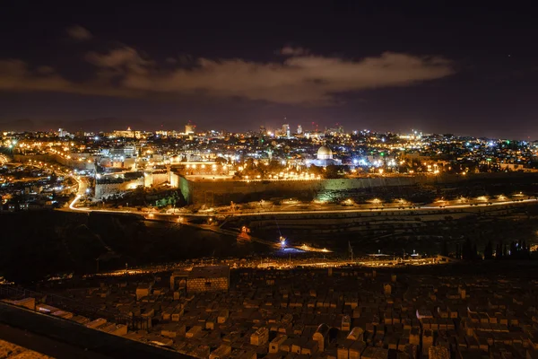 Jerusalén por la noche con la Mezquita de Al-Aqsa y el Monte de los Olivos —  Fotos de Stock