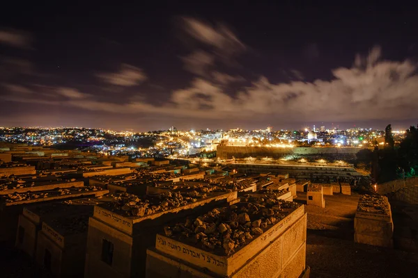 Jerusalém à noite com a Mesquita Al-Aqsa e o Monte das Oliveiras — Fotografia de Stock