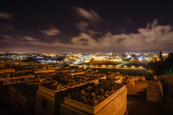 Jerusalén por la noche con la Mezquita de Al-Aqsa y el Monte de los Olivos —  Fotos de Stock