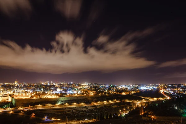 Jérusalem la nuit avec la mosquée Al-Aqsa et le mont des Oliviers — Photo