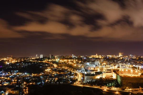 Jerusalem på natten med Al-Aqsa moskén och Oljeberget — Stockfoto