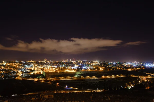 Jeruzalem at night met de Al-Aqsa moskee en de Olijfberg — Stockfoto