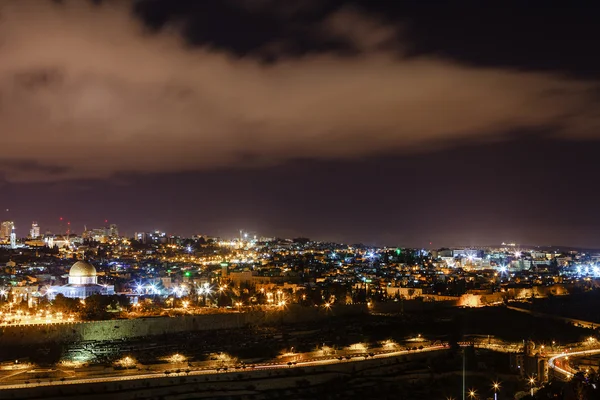 Jerusalén por la noche con la Mezquita de Al-Aqsa y el Monte de los Olivos — Foto de Stock