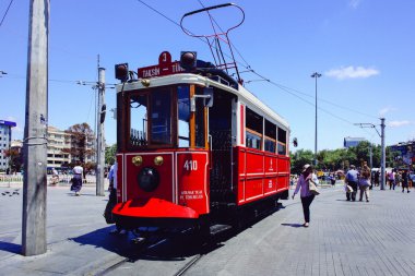 Istiklal trundled geleneksel kırmızı tramvay