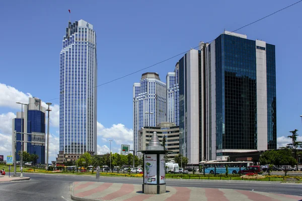 Levent okres je rychle se rozvíjející obchodní a finanční oblast Istanbulu s highrises a nákupní centra — Stock fotografie