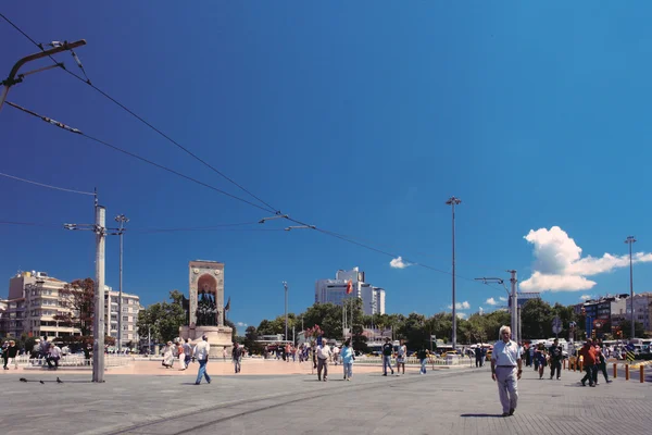 Lidé chodí kolem republiky pomníku na náměstí Taksim — Stock fotografie