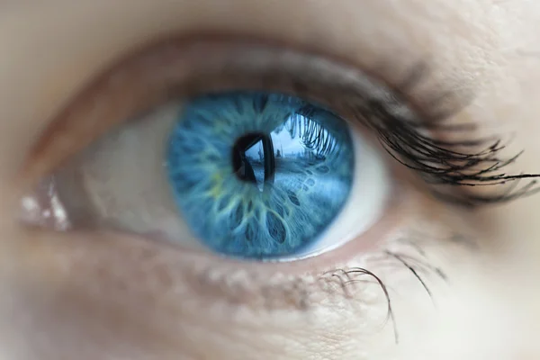 Femmes couleur des yeux changé avec des lentilles — Photo