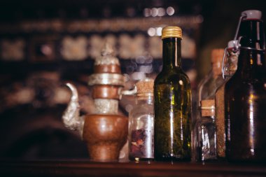 Vintage natürmort antika çaydanlıklar ve çay ve ot şişelerde şişe