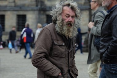 Amsterdam, Hollanda - 9 Mayıs 2015: Amsterdam sokaklarında tarafından 9 Mayıs 2015 Amsterdam, Hollanda yürüyen eski zavallı adam