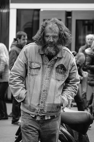 Amsterdam, Nederland - 9 mei 2015: arme grijsaard wandelen door de straten van Amsterdam op 9 mei 2015 in Amsterdam, Nederland — Stockfoto