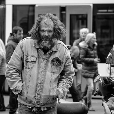 Amsterdam, Hollanda - 9 Mayıs 2015: Amsterdam sokaklarında tarafından 9 Mayıs 2015 Amsterdam, Hollanda yürüyen eski zavallı adam