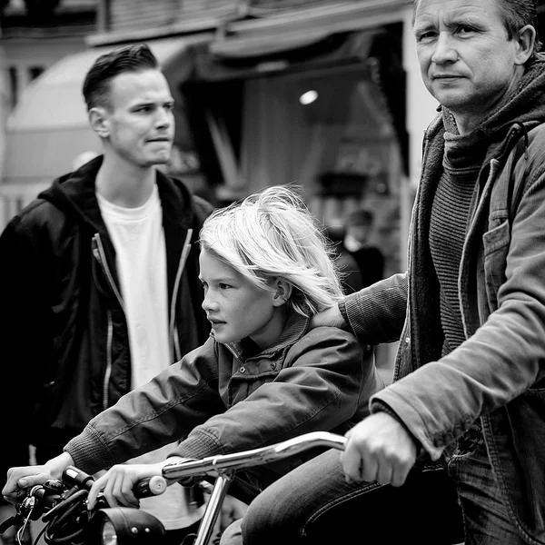 AMSTERDAM, PAESI BASSI - 9 MAGGIO: Padre con figlio in bicicletta nel centro storico di Amsterdam, Paesi Bassi, il 9 maggio 2015 — Foto Stock