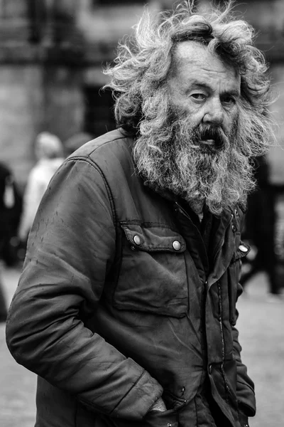 Ámsterdam, Países Bajos - 9 de mayo de 2015: anciano pobre caminando por las calles de Ámsterdam el 9 de mayo de 2015 en Amsterdam, Holanda — Foto de Stock