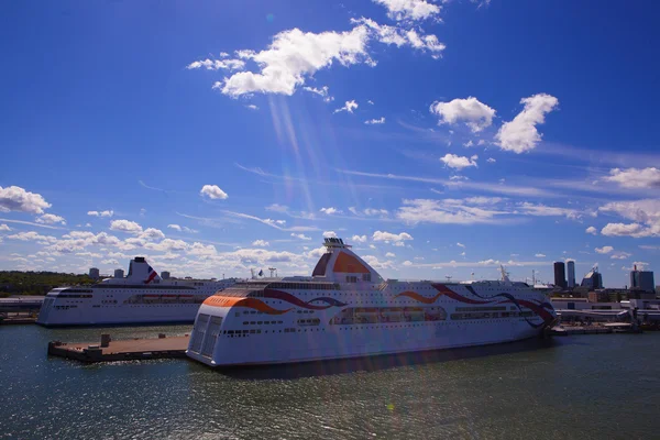 Grande cruzador no porto de Tallinn, Estónia. Tallinn — Fotografia de Stock