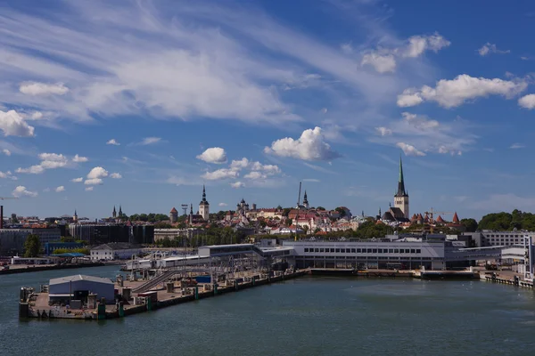 Mohutná loď v přístavu Tallinn, Estonsko. Tallinn — Stock fotografie