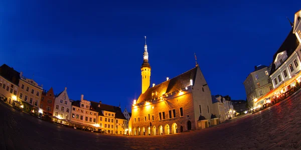 Straße Nacht Sommer Landschaft des Rathausvorplatzes (raekoja plats) — Stockfoto