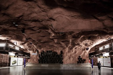 Stockholm, İsveç - 19 Haziran 2015: Modern Stockholm Metro Tren İstasyonu'nda mavi renkler, İsveç. Underground