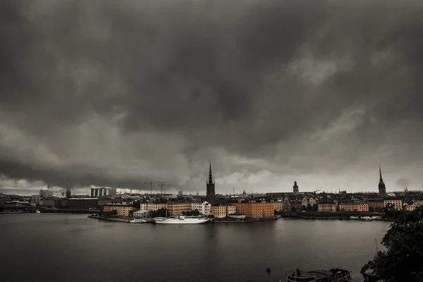 Natursköna dramatiska landskap i gamla stan i Stockholm, Sverige — Stockfoto