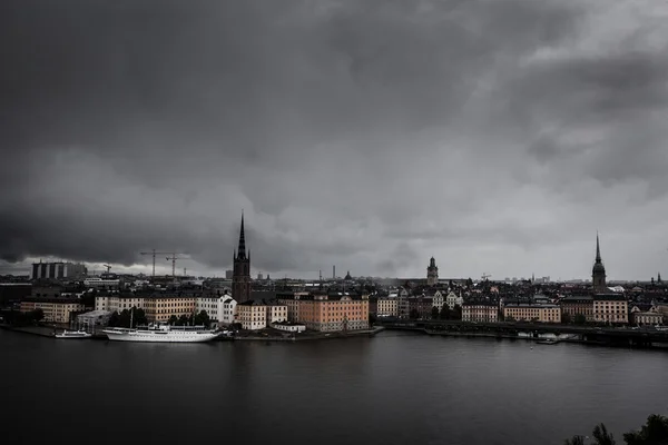 スウェーデン、ストックホルムの旧市街の風光明媚な劇的な風景 — ストック写真