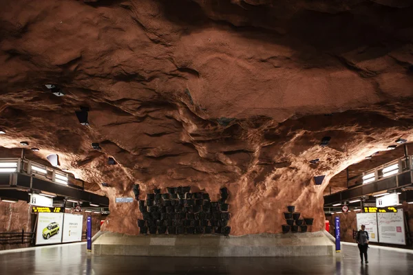 Stockholm, Sverige - 19 juni 2015: Moderna Stockholm Metro tågstation i blå färger, Sverige. Underground — Stockfoto