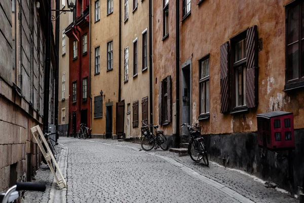 Smalle straat in de oude stad (gamla stan) van stockholm, Zweden — Stockfoto