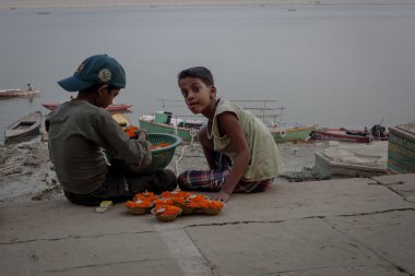 Varanasi, Hindistan - Kasım 22: 22 Kasım 2012 Varanasi, Uttar Pradesh devlet Hindistan'da kutsal Varanasi, Ganj Nehri kıyısındaki puja için çiçek satan çocuklar