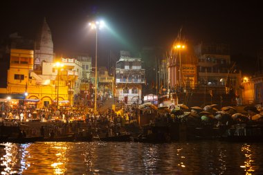 Varanasi, Hindistan - 25 Kasım: hindu insanlar izlerken dini ganga aarti ayin (yangın puja) ve su dashashwamedh ghat yakınındaki 25 Kasım 2012 tarihinde varanasi, uttar pradesh, Merkez Türkiye