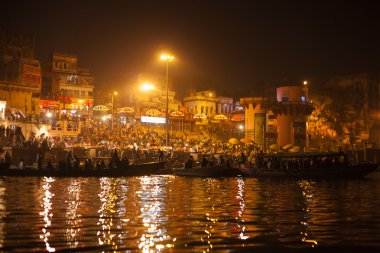 Varanasi, Hindistan - 25 Kasım: hindu insanlar izlerken dini ganga aarti ayin (yangın puja) ve su dashashwamedh ghat yakınındaki 25 Kasım 2012 tarihinde varanasi, uttar pradesh, Merkez Türkiye