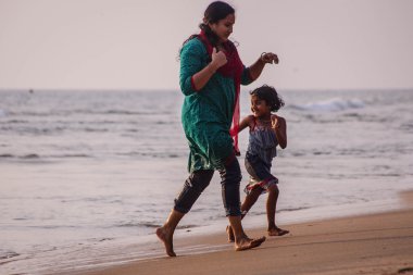 Varkala, Kerala, Hindistan - 15 Aralık 2012: Tanımlanamayan Hindu aile yapmak Papanasam plajda kutsal kesiştiği yerde, kutsal yıkanmak