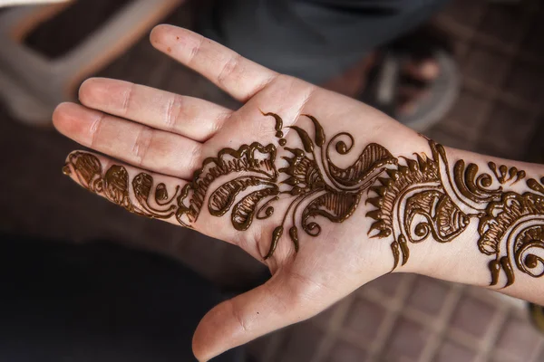 Indian street  master uses  henna paste — Stock Photo, Image